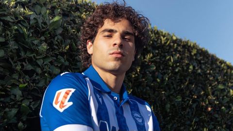 El canterano del Celta Miguel Rodr�guez posa como nuevo jugador del Alav�s.