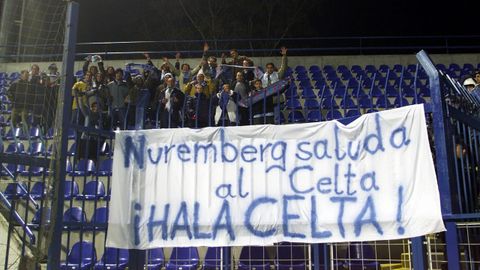 Aficionados alemanes saludando al Celta en noviembre del 2001