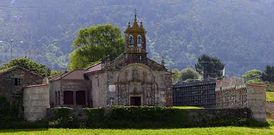 Imagen de la iglesia de Traba de Laxe y de su camposanto.