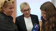 La consejera de Salud del Principado de Asturias, Concepci�n Saavedra (centro), durante una prueba del asistente virtual de citas de IA 'Noah' en Atenci�n Primaria, en Gij�n