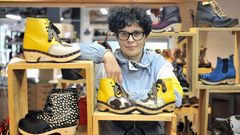 Elena Ferro no seu taller de Merza, onde tres xeraci�ns da familia de zoqueiros traballan dende 1915