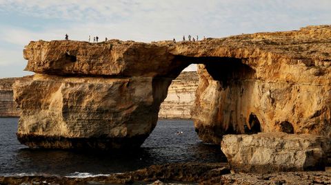Turistas caminando por la �ventana azul�, ahora derrumbada