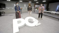 Las concejalas Anabel Gul�as (BNG) y Yoya Blanco (PSOE), con Mar Rodr�guez, presidenta de la asociaci�n provincial de agencias de viajes