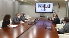 Rueda y Comesa�a, a la izquierda, durante la reuni�n por videoconferencia con los representantes de la hosteler�a