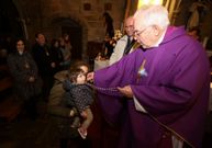 Fernando Pallleiro impone la medalla a una ni�a. 