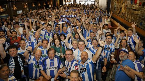 Aficionados horas antes en la Cervecer�a de la Estrella