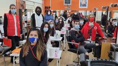 Alumnos, docentes y representantes de Cruz Roja en el aula de peluquer�a del IES Lauro Olmo