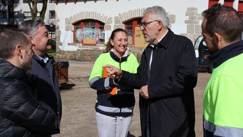 El alcalde Miguel Fernández visitó el parque y comprobó cómo había quedado la caseta del guardés, al fondo