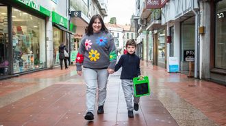 Eva y Brais, con su comunicador, paseando por el centro de Pontevedra