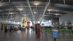 Vista de la zona de salidas del aeropuerto de Santiago-Rosal�a de Castro