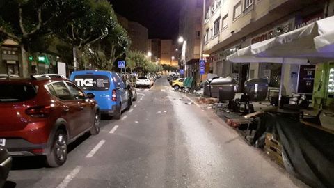 El coche da�� una terraza y varios contenedores