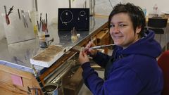 Sonia Ares tiene su taller de joyer�a artesana en Li�ares (Rois), en cuyo entorno se inspira