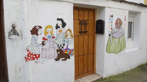 A la ziquierda, el mural que Mon Lendoiro pint� en la pared que antes ocupaba una obra de Ting-Tong Chang