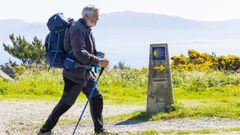 Fisterra fue el municipio con visitantes interiores (y de los que m�s del extranjero) en julio. En la imagen, un peregrino alcanzando el Cabo.