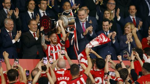 Iker Muniain levanta la Copa del Rey ganada por el Athletic de Bilbao en los penaltis al Mallorca en Sevilla. El partido acab 1-1