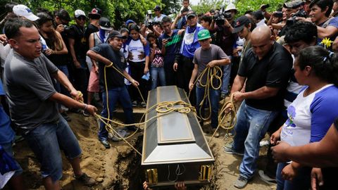Cientos de j�venes despidieron a Gerald V�squez, uno de los asesinados el s�bado en Managua