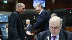 Varufakis explica su posicin a Luis de Guindos durante una reunin en Bruselas.