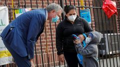 El alcalde de Nueva York, Bill de Blasio, con un ni�o en su primer d�a de clase