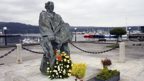 Flores ante el Monumento ao N�ufrago, en Celeiro (Viveiro).