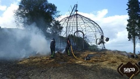 Incendio en una casa domo de paja en Tapia de Casariego