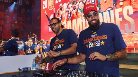 Borja Iglesias, pinchando en la celebraci�n en Madrid, con el reloj en la mu�eca izquierda