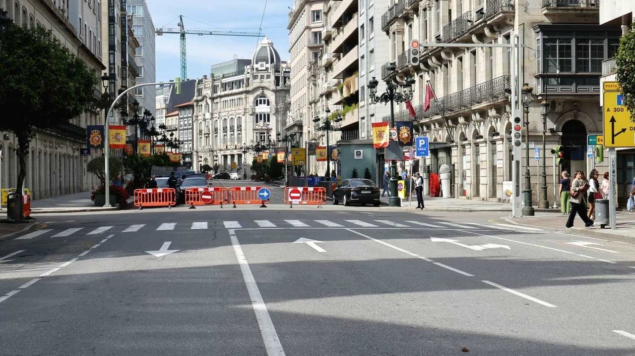 Arde un camión de la basura en Vigo de noche y deja toda su carga de ...