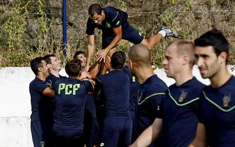 Fran Fandi�o es manteado por sus compa�eros en el campo de Pr�ncipe Felipe.