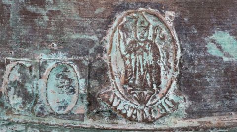 O nome de Mariz -escrito como se se reflectise nun espello- pode verse na camp� da igrexa da parroquia debaixo dunha imaxe de san Marti�o de Tours
