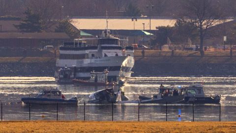 Trabajos de los servicios de Emergencias en el ro Potomac en Washington