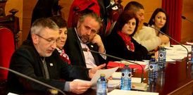 Milagros Mart�nez Pi�eiro (dcha.) tom� posesi�n anoche como nueva concejala del PSOE.