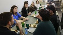 Ana Pont�n y Avia Veira, en una charla-caf� con personas que usan el gallego en su d�a a d�a, coincidiendo con la semana de celebraci�n del <span lang= gl >D�a das Letras Galegas</span>