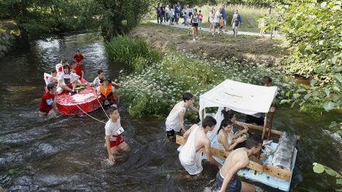 El tiempo acompa a los participantes y asistentes del XVIII descenso por el ro Anllns que cada ao se celebra por San Xon