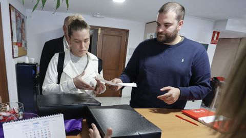 Darya Fernández, con Iván Castro, entregando los avales para las primarias del PSOE de Lugo