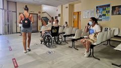 Sala de espera de consultas del Hospital Provincial de Pontevedra, en una imagen de este verano