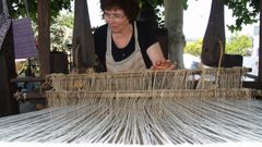 Foto de archivo de una artesana trabajando en la Feira Outrora