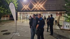 Polic�as desplazados al auditorio tras la llamada de J�come, que est� en las puertas del recinto con los concejales Rafael Mart�nez Cachafeiro y Francisco Lorenzo