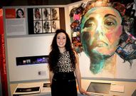 Ana In�s Jabares, con el panel que reproduce su dise�o.