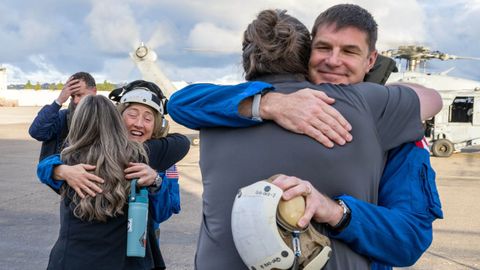 La estadounidense Christina Koch y el canadiense Jeremy Hansen, fundi�ndose en unos abrazos despu�s de haber pasado los controles m�dicos.