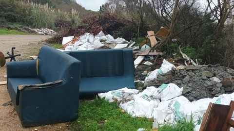 Imagen de uno de los vertidos eliminados en la zona rural de Culleredo.