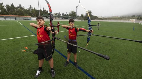 Yago Rell�n y Nicol�s Soto, d�as atr�s, en el campo municipal Irmandi�o, de Vimianzo.
