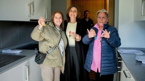 Sandra y Lola junto a la conselleira de Vivenda, en el centro, este martes en Xuxn