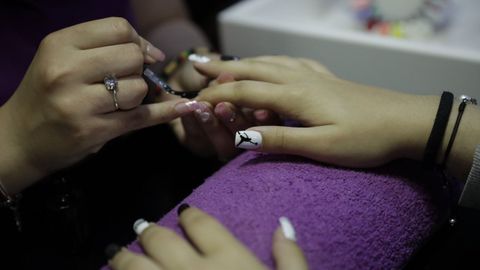 Imagen de archivo de una profesional realizando una manicura