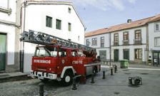Los bomberos tuvieron que emplearse a fondo para sofocar el fuego en la r�a Hortas. 