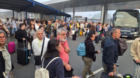 Los pasajeros de primera hora tuvieron que coger un bus para ir a Lavacolla