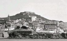 En la foto se puede ver la zona amurallada de la ciudad antes de abrirse la calle de C�novas del Castillo.