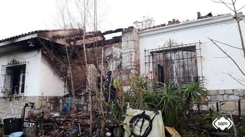 El incendio afect� a la toda la vivienda, que ha quedado parcialmente derruida