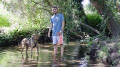 Ra�l Santamar�a acompa�ado por su perro Golfo en el r�o del parque de A Coca (Vilagarc�a).