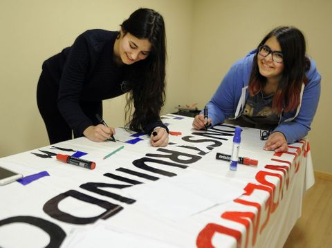 Noa Madri��n e Andrea Gonz�lez cos preparativos da pancarta<span lang= es-es >. </span>