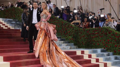 Blake Lively posa para los fotgrafos a su llegada