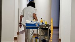 Imagen de archivo de una enfermera en un pasillo de un hospital gallego